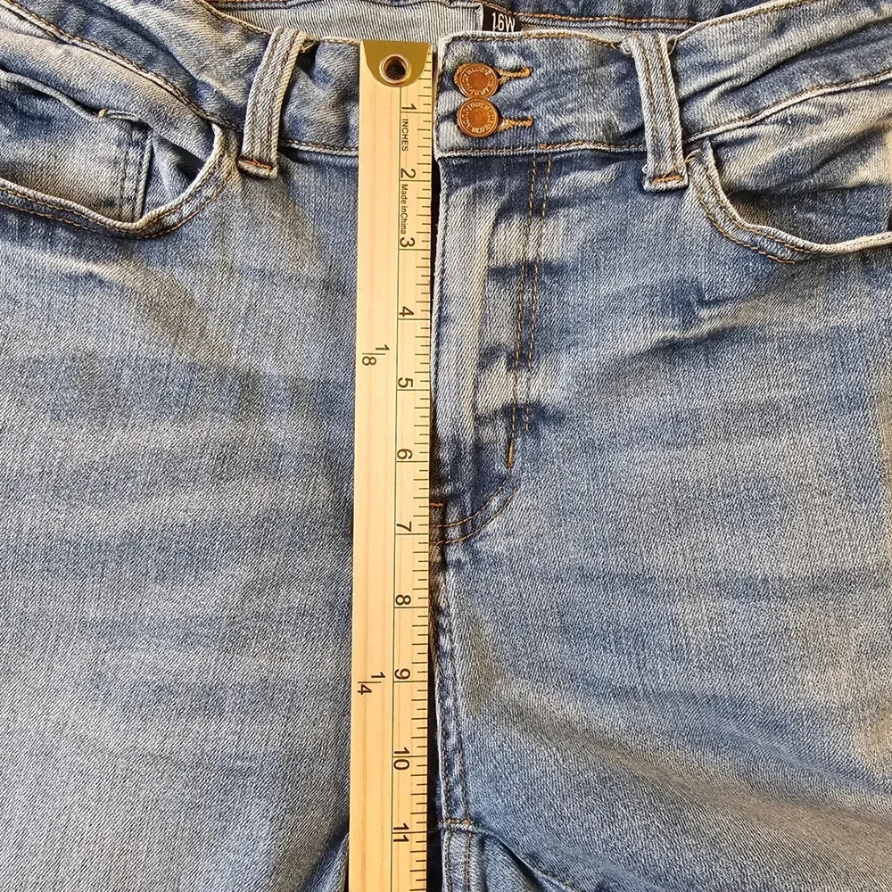 Judy Blue High Rise Bootcut Light Wash Raw Hem Double Button 16W - Picture 6 of 8